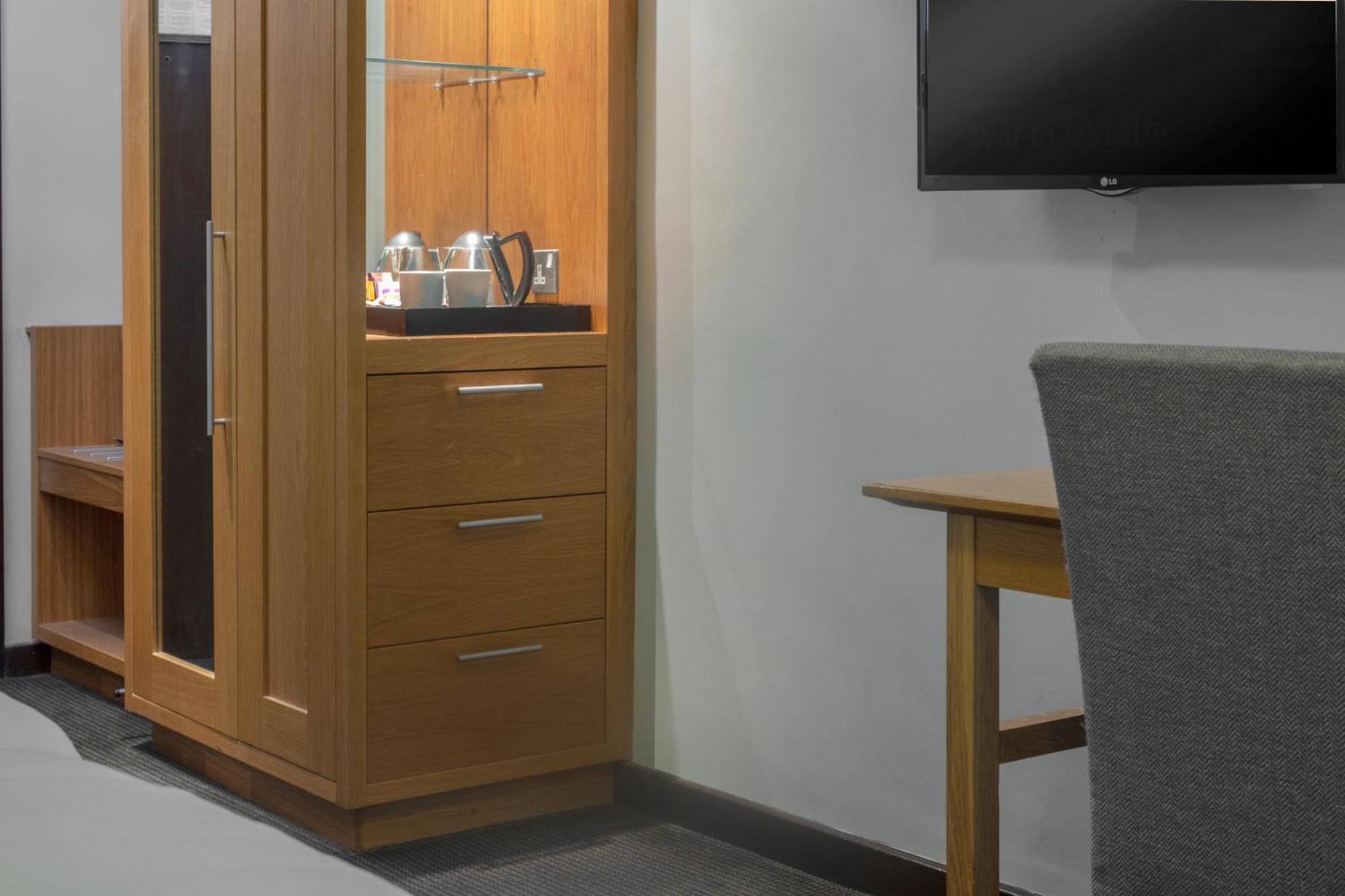 Stratford Manor Hotel Room photo